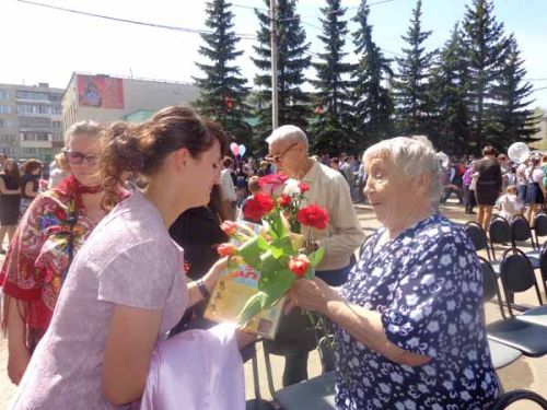 Студенты чествуют ветеранов