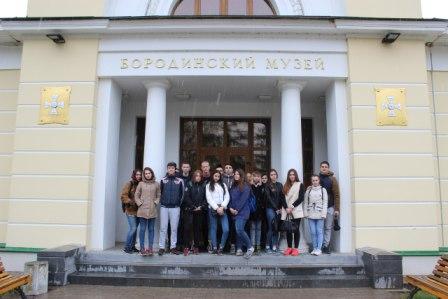 Студенты у входа в Бородинский музей