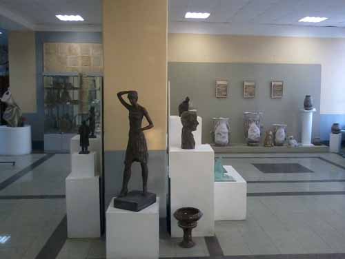 Выставка скульптуры преподавателей и студентов в холле ГГХПИ.
