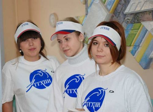 Волонтеры-по-расдаче-угощен