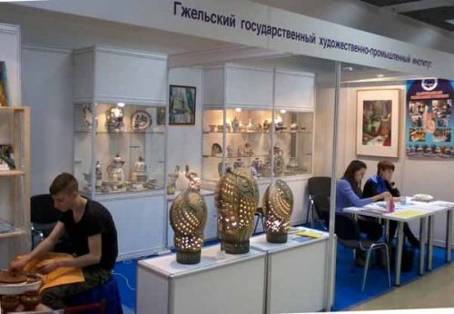 Студенты факультета декоративно-прикладного искусства и дизайна И. Куликова, Н. Тетянчук показывают мастер-класс по художественной росписи; студент колледжа В. Голубин показывает мастер-класс по гончарному искусству на международной выставке «Фестиваль науки – 2014» (11 октября 2014 г.). 7