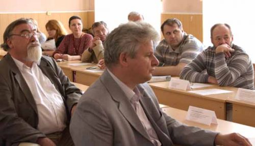 Работа круглого стола «Керамика Гжели» на V Международном фестивале «Художественная керамика» (24 мая 2013 г.). На переднем плане: ректор ГГХПИ Б.В. Илькевич, доктор педагогических наук, профессор, Почетный работник высшего профессионального образования РФ; профессор кафедры декоративно-прикладного искусства В.П. Сидоров, Заслуженный художник РФ, доцент. 12