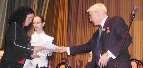 Директор детской художественной школы ГГУ Н. Б. Мичугина принимает поздравления заместителя председателя всероссийской общественной организации __Трудовая доблесть России__ Н. И. Витченко