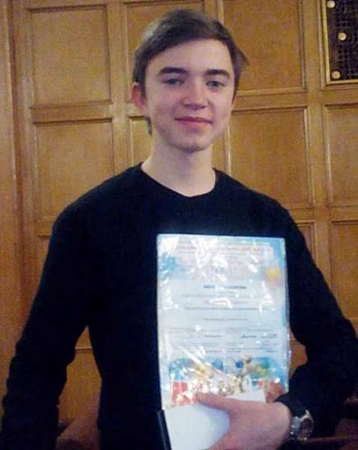 Студент художественного отделения колледжа ГГУ Вадим Осипенко в зале Центрального дома ученых