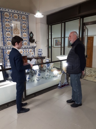 Игорь Борисов проводит экскурсию  в музее
